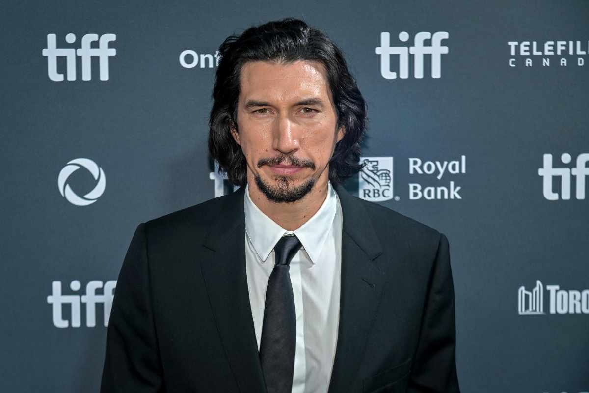Adam Driver in giacca e cravatta