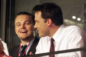 Leonardo DiCaprio che parla con Ben Affleck