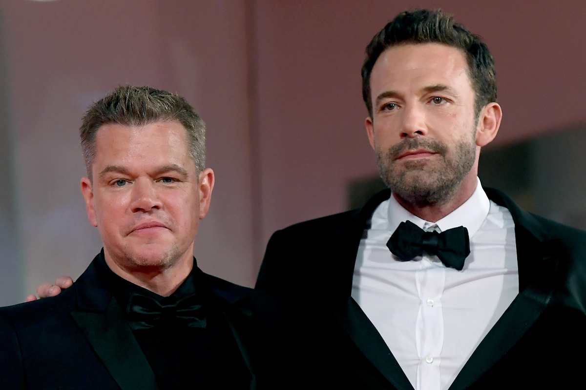 Matt Damon abbracciato a Ben Affleck