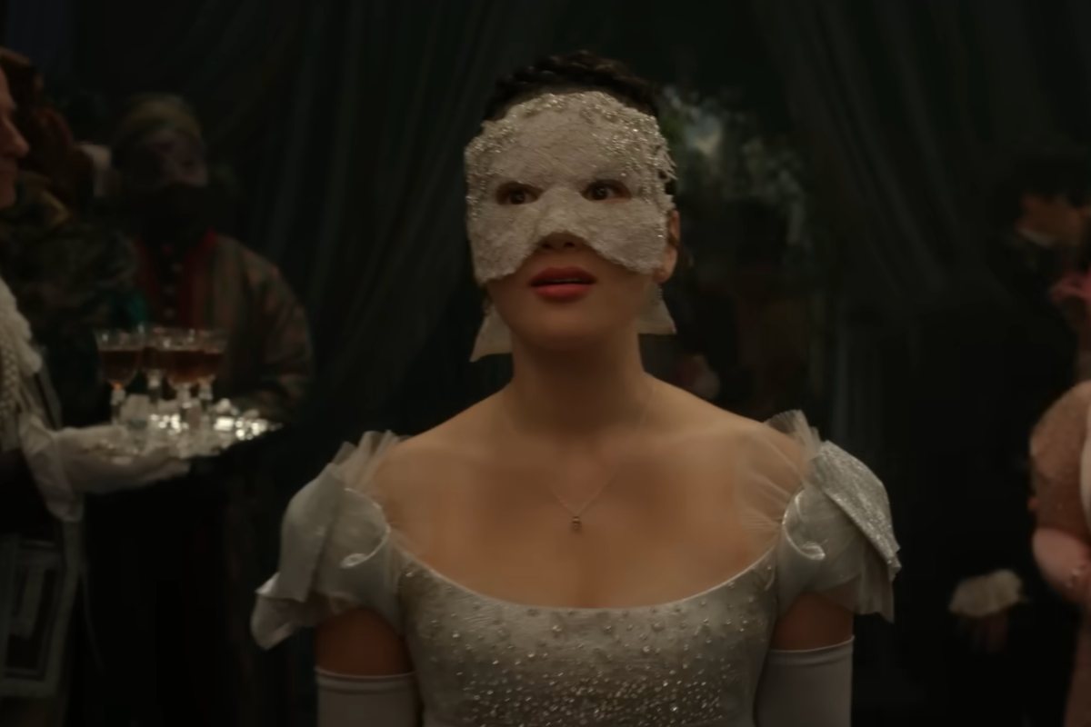 Una ragazza con una maschera sul viso