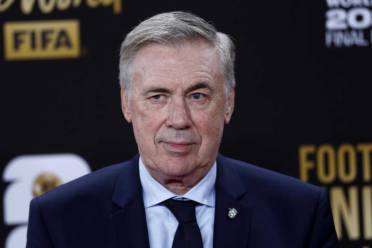 Primo piano del Mr Carlo Ancelotti in giacca a cravatta