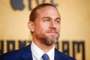 Primo piano di Charlie Hunnam in giacca e cravatta