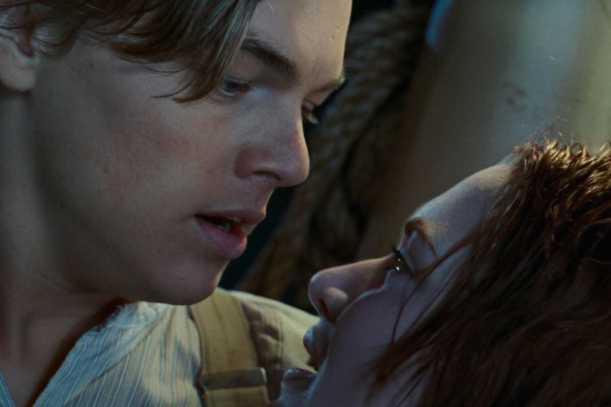 Leonardo DiCaprio e Kate Winslet in una scena di Titanic si guardano negli occhi e sono completamente bagnati