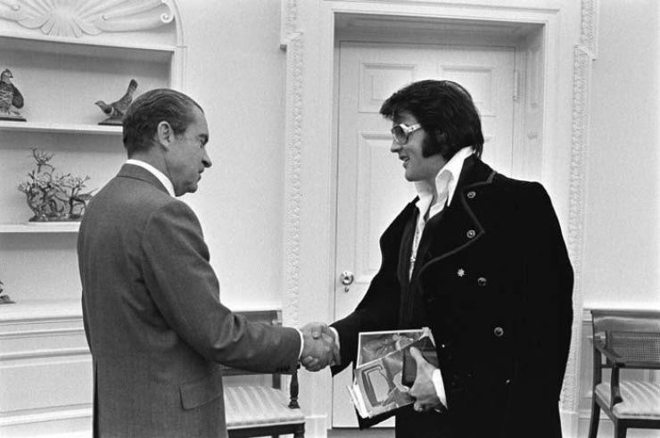 Elvis stringe la mano al presidente Nixon
