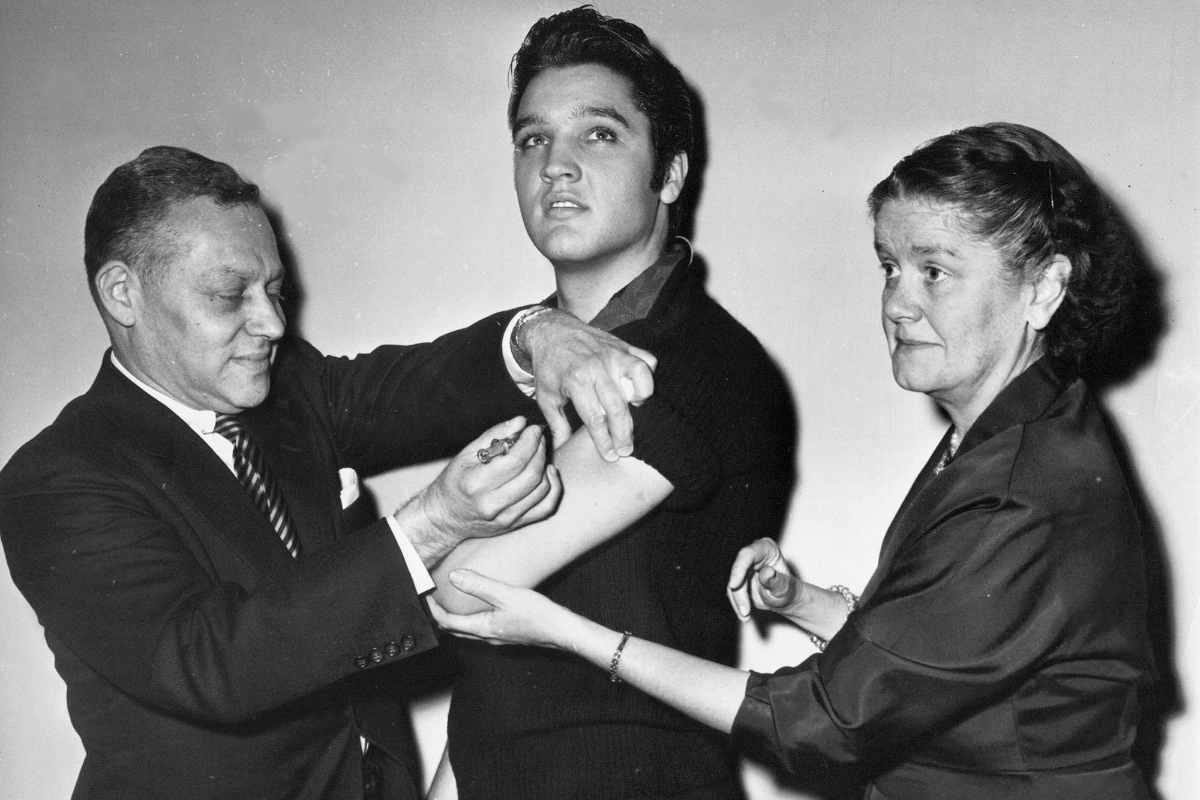 Elvis con altre due persone