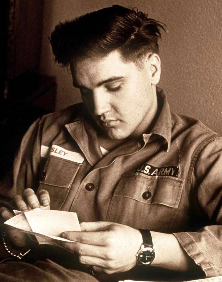 Elvis con la divisa da militare e lo sguardo chinato