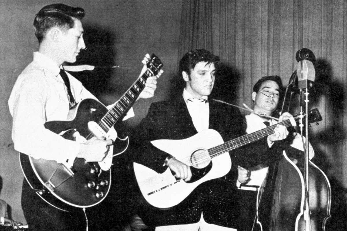 Elvis che suona la chitarra