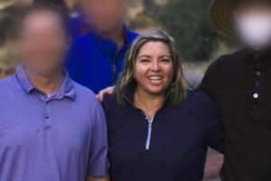 Jodi Hildebrandt accanto a due uomini con il volto censurato