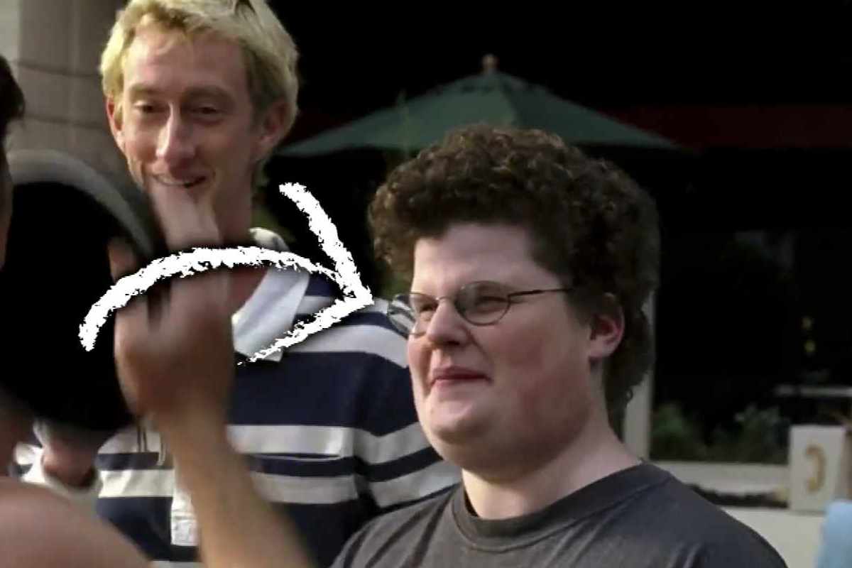 Jesse Heiman con una freccia bianca puntata sul volto