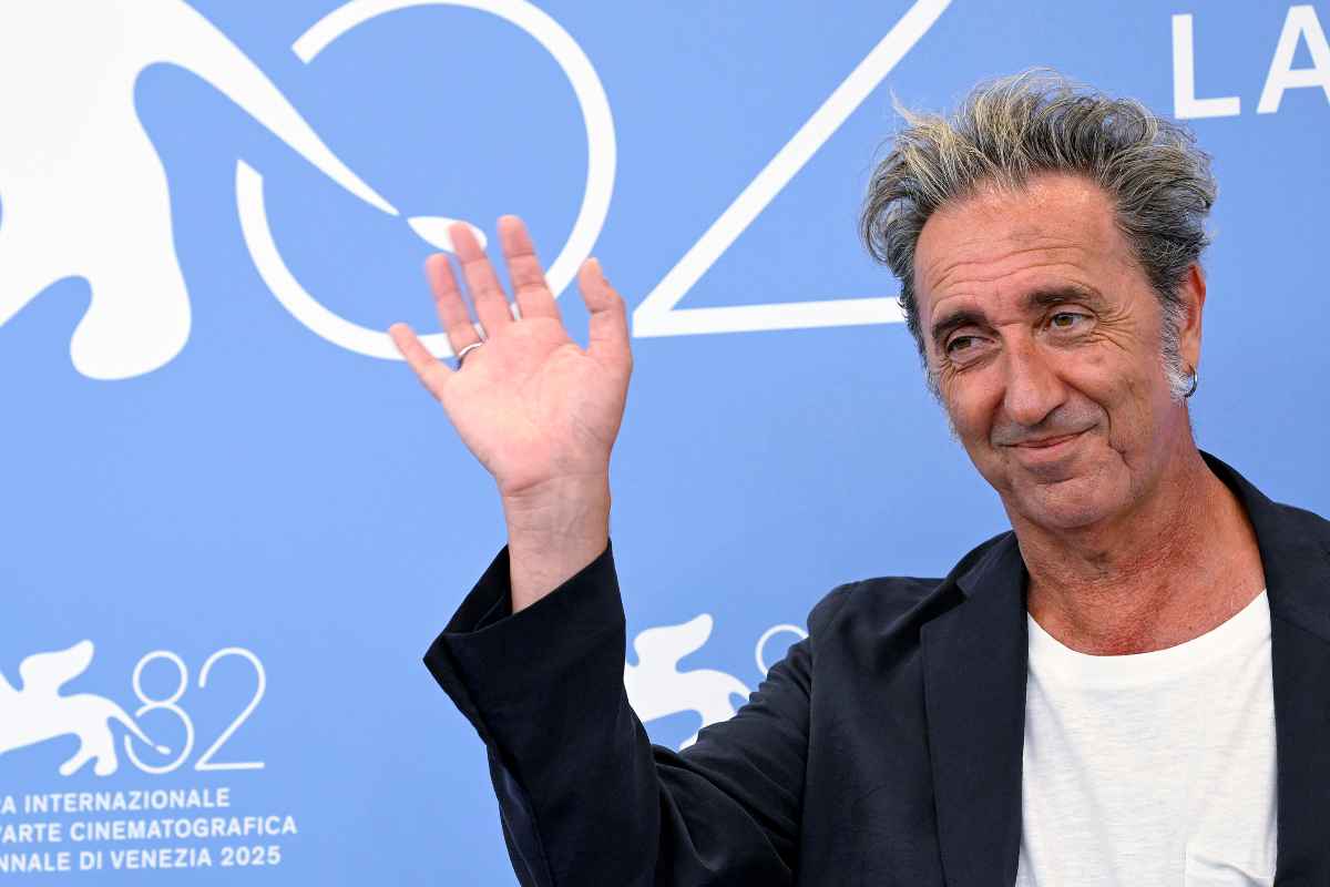Paolo Sorrentino che saluta