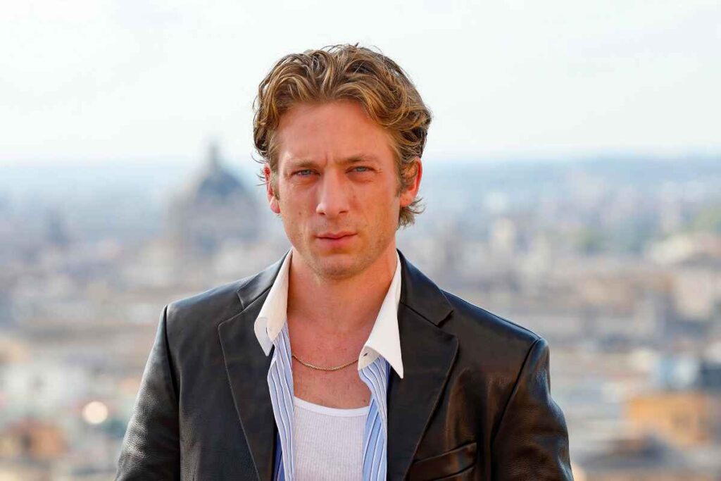 Jeremy Allen White sullo sfondo Roma