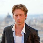 Jeremy Allen White sullo sfondo Roma