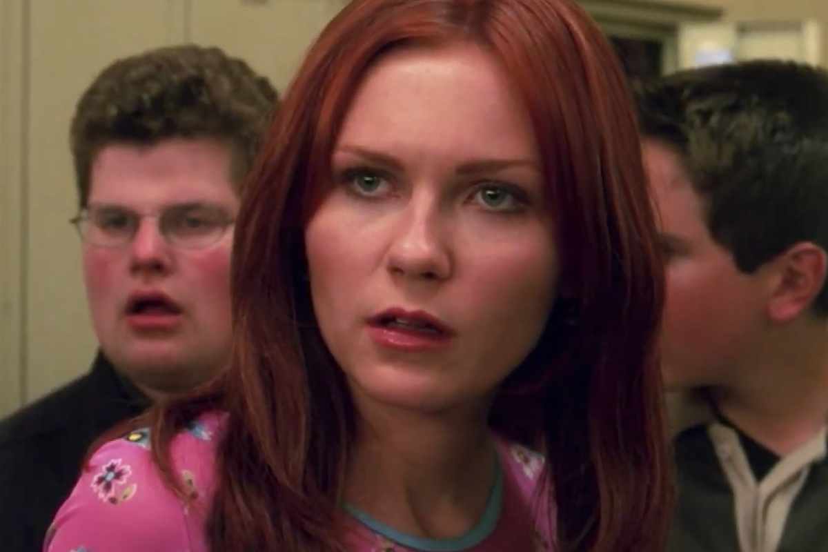 Kirsten Dunst sullo sfondo due comparse