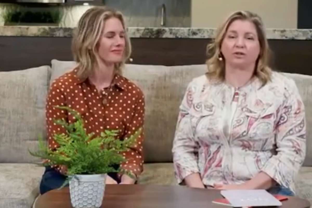 Jodi e Ruby sedute sul divano mentre parlano