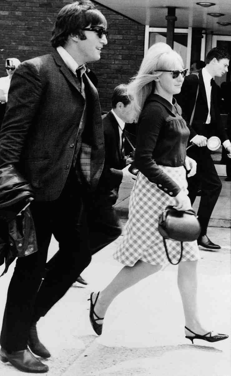 John Lennon e la moglie Cynthia di profilo mentre camminano