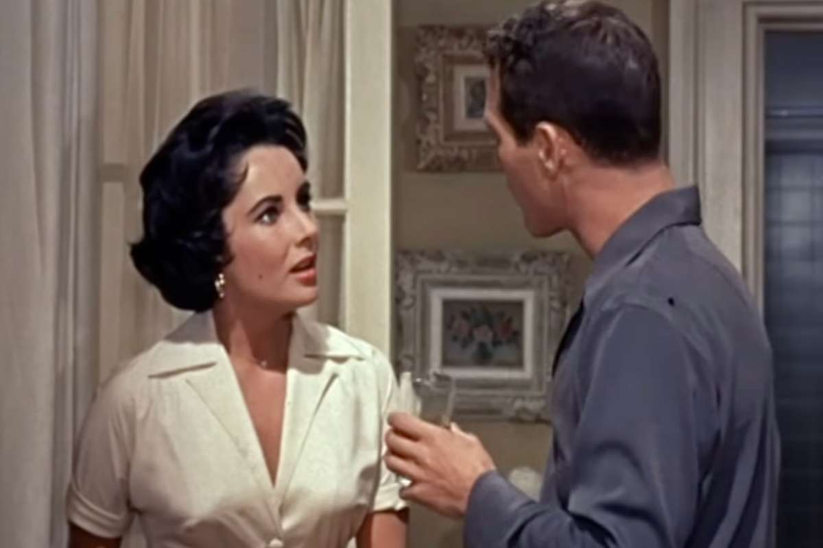 Liz Taylor e Paul Newman recita in una scena del film La gatta sul tetto che scotta
