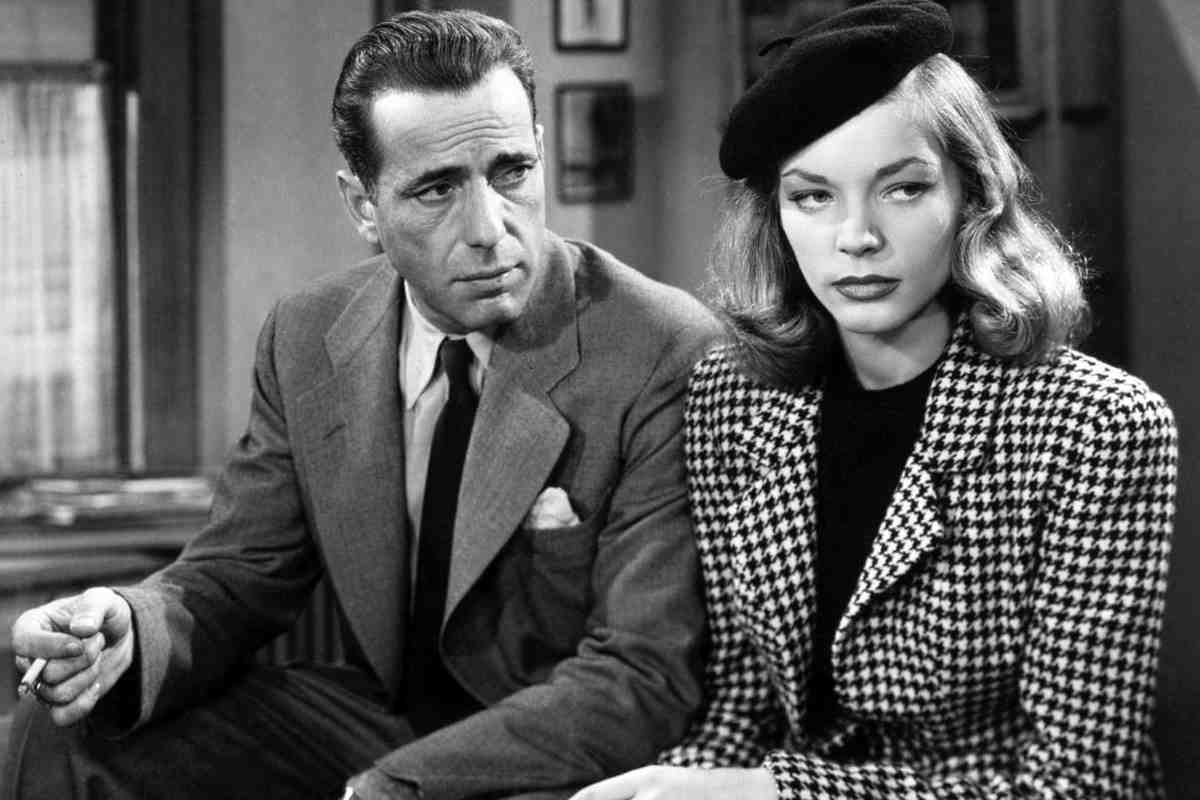 Humprhey Bogart seduto accanto alla moglie Lauren Bacall