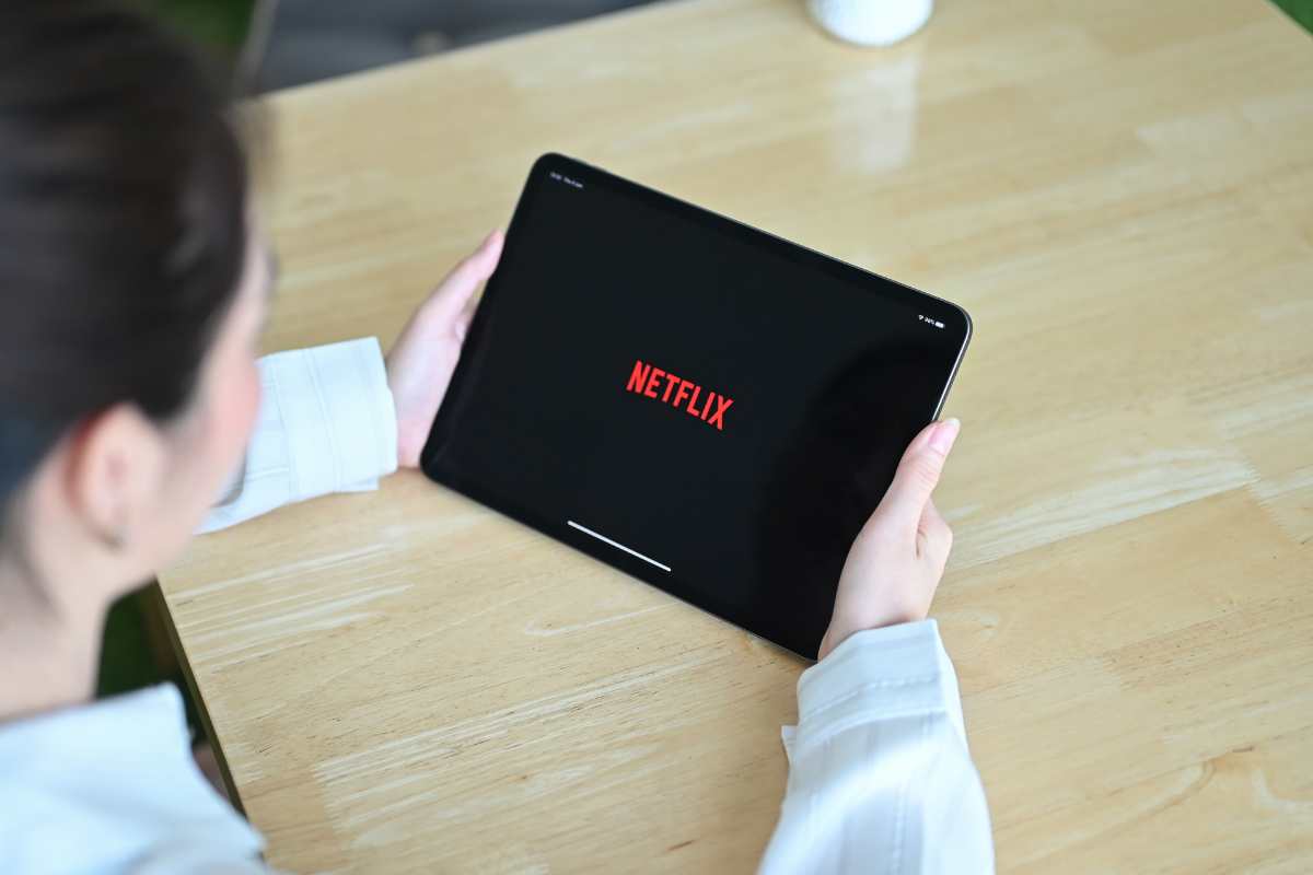 persona con tablet connesso a netflix