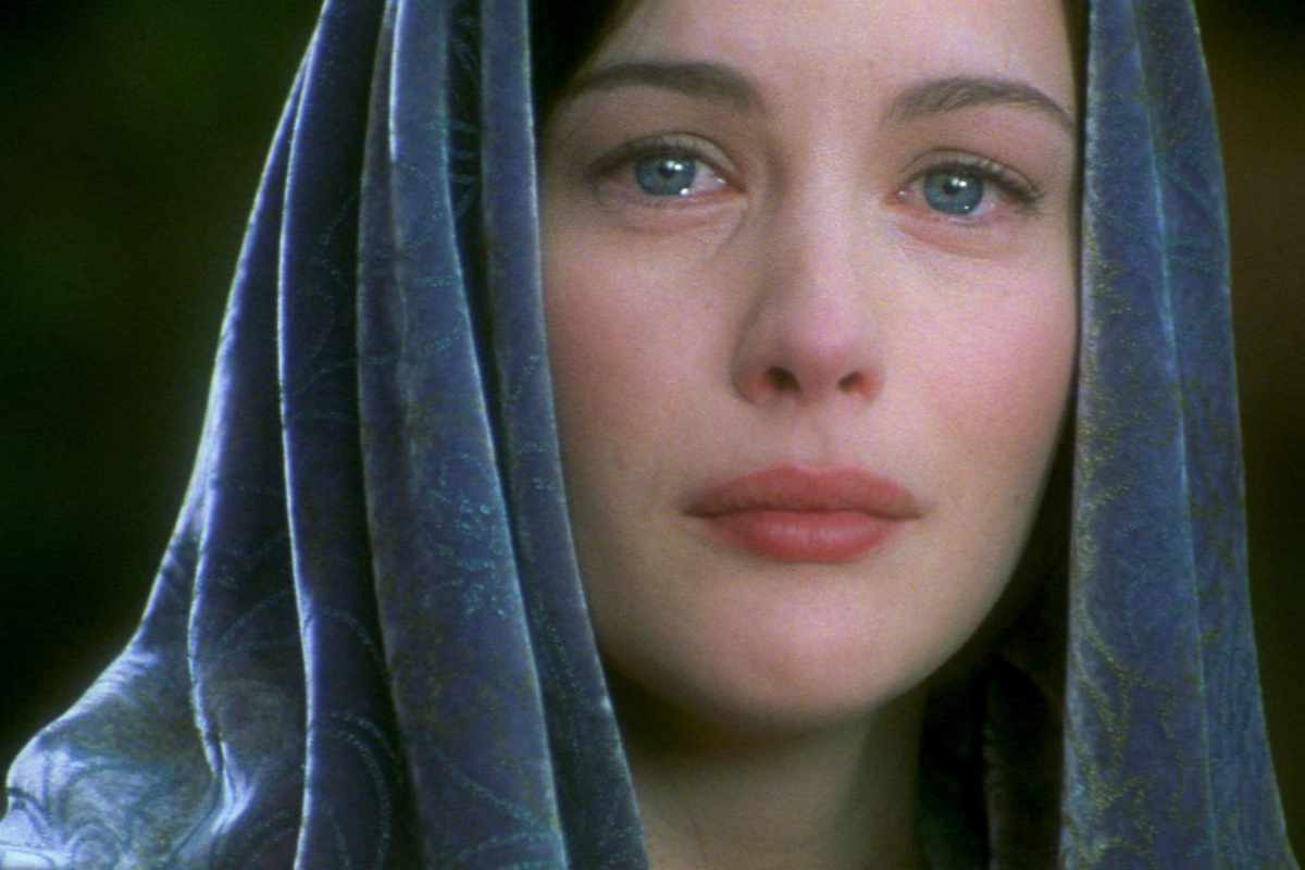 Liv Tyler nei panni di Arwen in una scena de Il Signore degli Anelli
