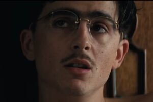 Timothée Chalamet con gli occhiali