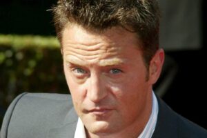 Primo piano dell'attore Matthew Perry