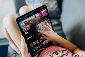 ragazza scrolla netflix su un tablet