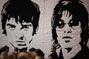 Un murales con i volti di Liam e Noel Gallagher