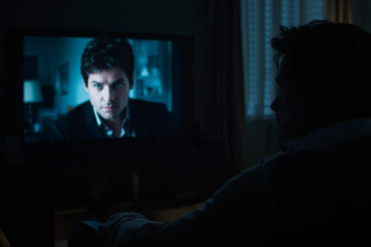 persona guarda film sul divano