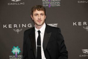 Paul Mescal mezzo busto in abito con cravatta nero