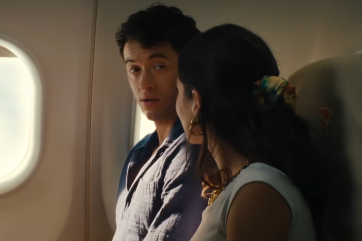 Un uomo e una donna in aereo seduti, lei guarda lui ed è di profilo lui guarda lei e si vede il volto