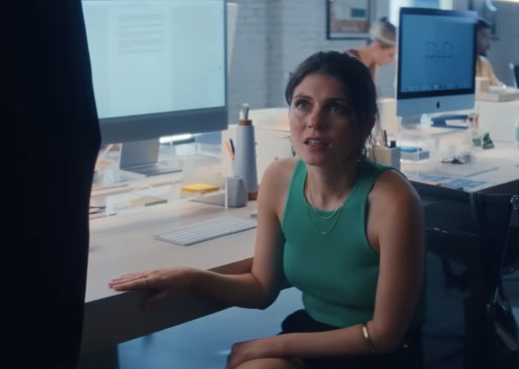 Una ragazza seduta su una sedia guarda verso l'alto 