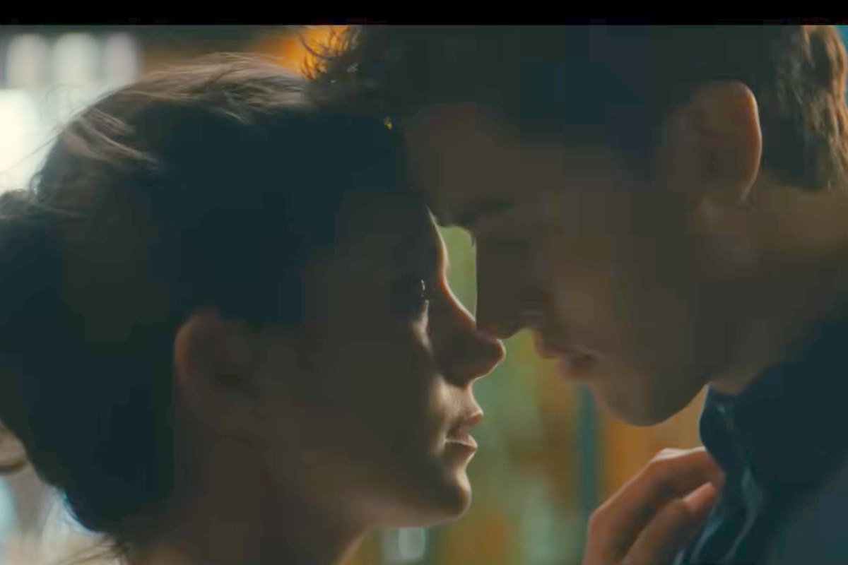 Un ragazzo e una ragazza con il volto vicino prossimi al bacio