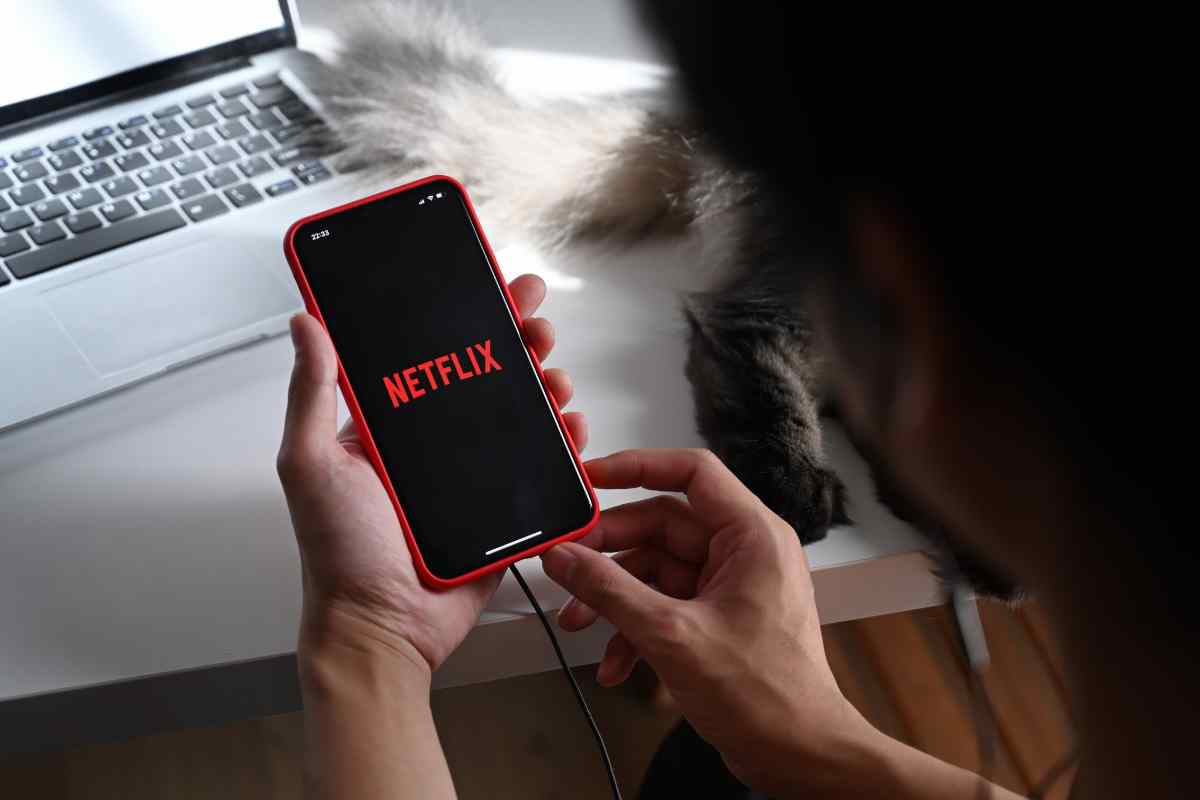 una persona guarda netflix sullo smartphone