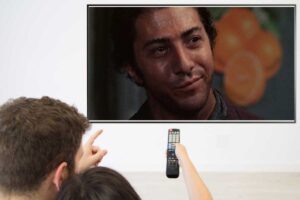 una coppia guarda il film Un uomo da marciapiede