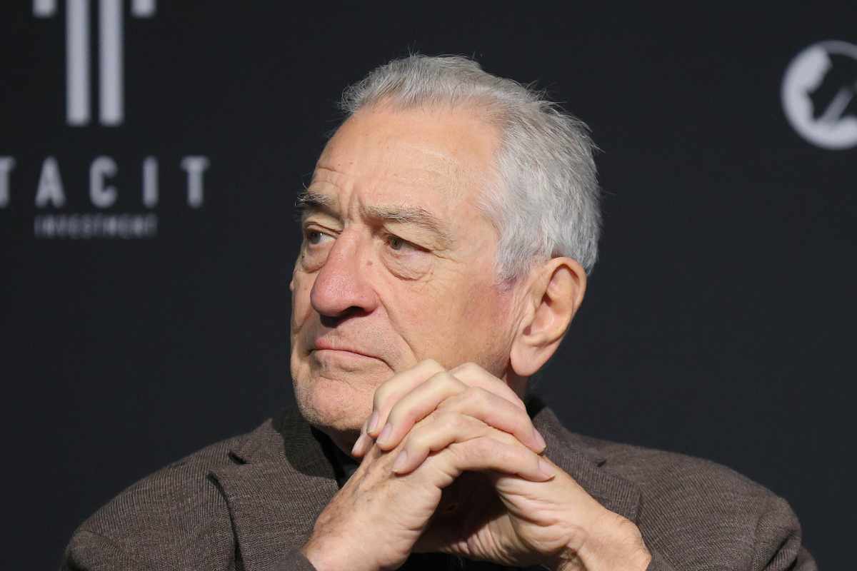 Robert De Niro in conferenza stampa con le mani congiunte