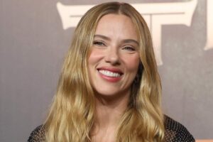 Scarlett Johansson sorridente