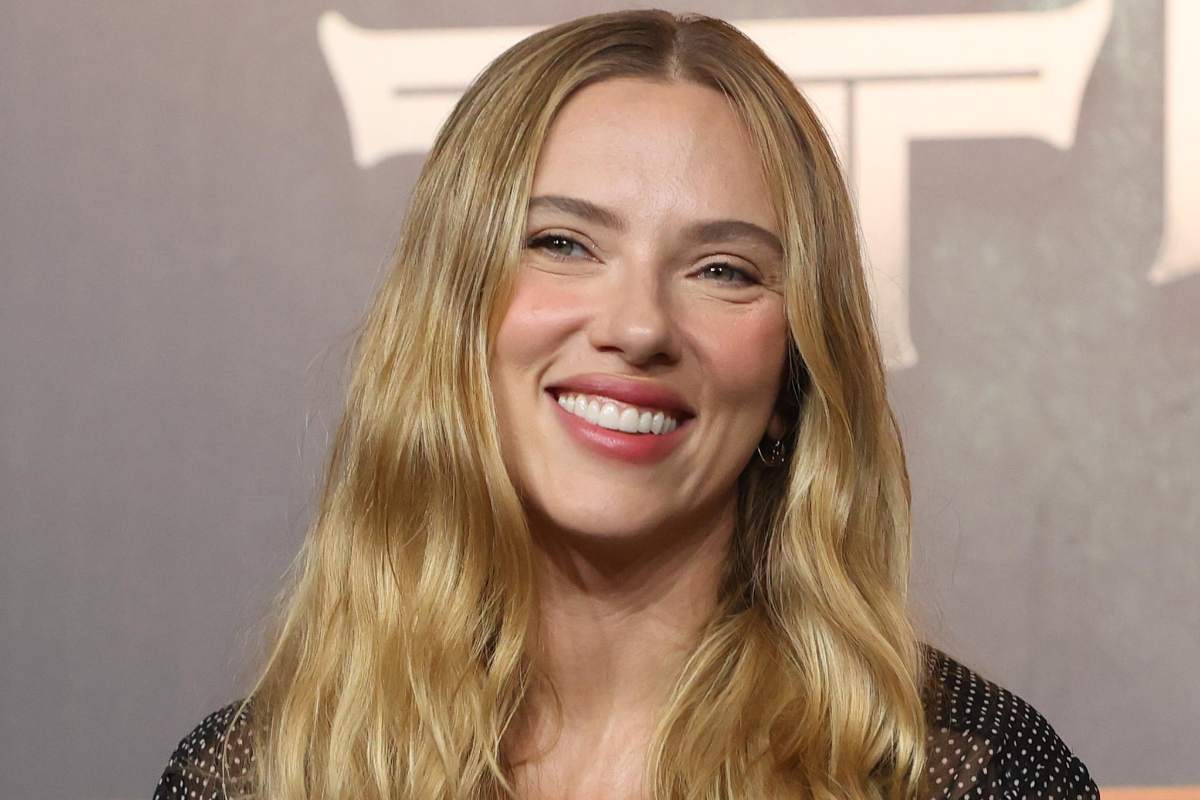 Scarlett Johansson sorridente