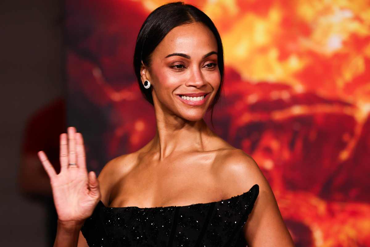 Zoe Saldana saluta