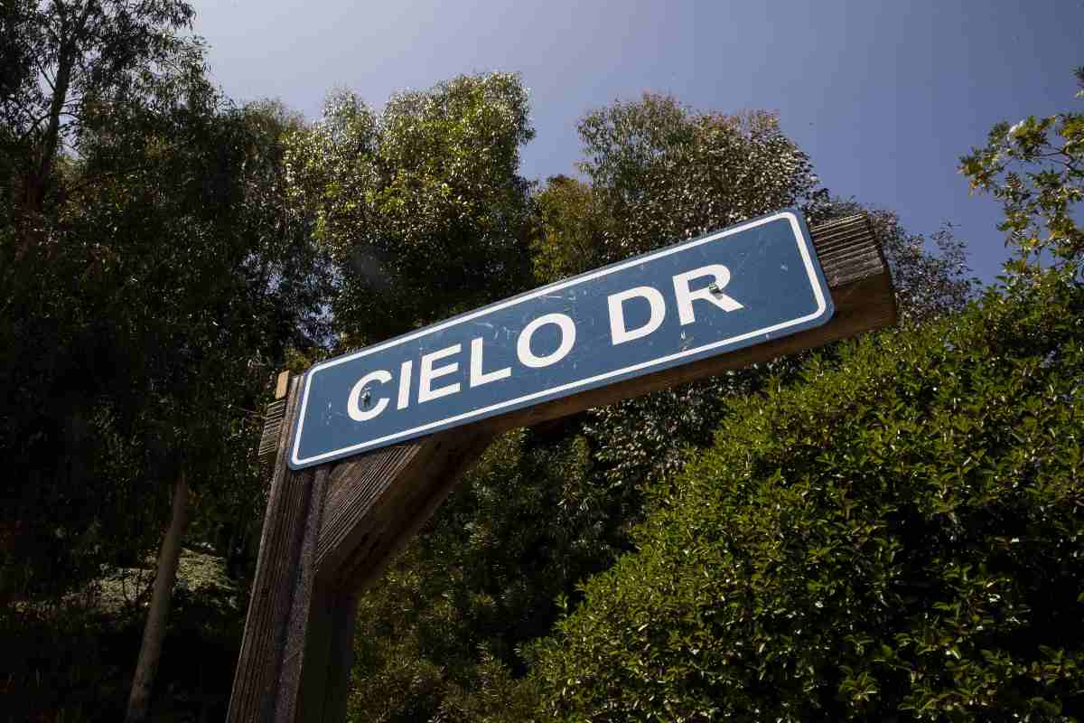 Il cartello con il nome della strada: Cielo Drive
