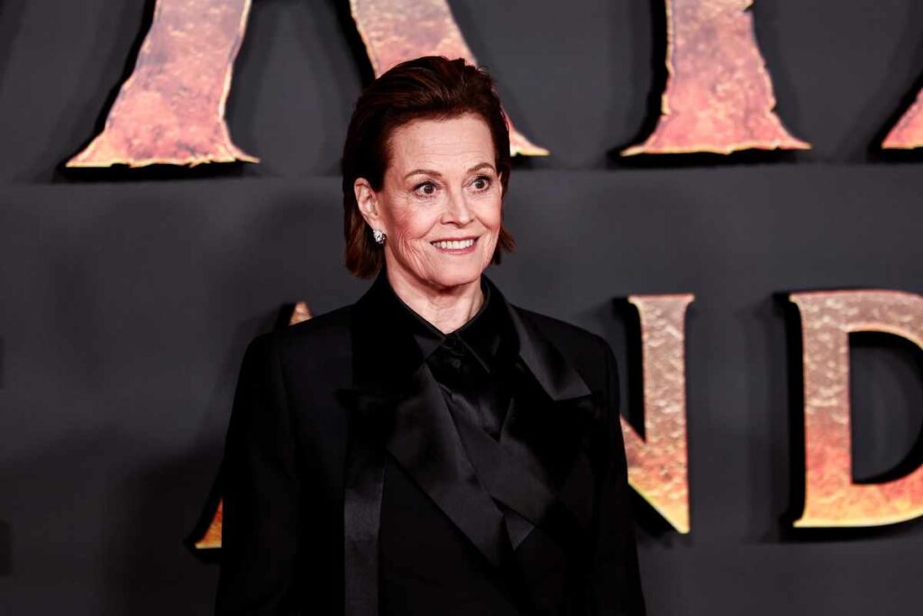 Sigourney Weaver si fa fotografare con lo sfondo di Avatar Fuoco e Cenere un mezzo busto in abito nero