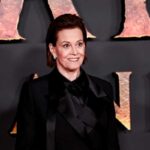Sigourney Weaver si fa fotografare con lo sfondo di Avatar Fuoco e Cenere un mezzo busto in abito nero