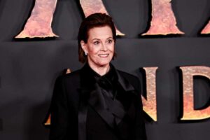 Sigourney Weaver si fa fotografare con lo sfondo di Avatar Fuoco e Cenere un mezzo busto in abito nero
