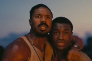 Due ragazzi di colore abbracciati