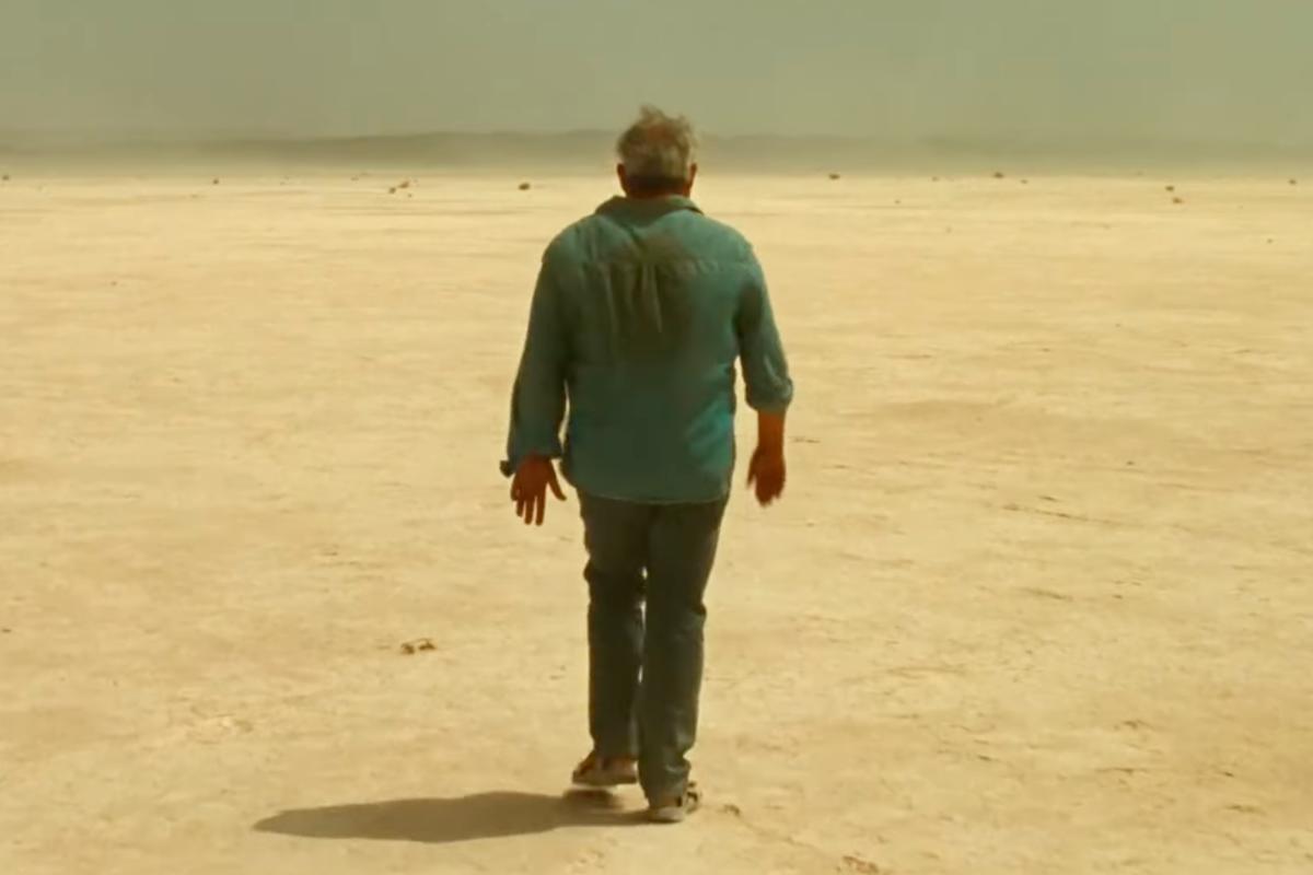 Un uomo cammina nel deserto, scena tratta da Sirat