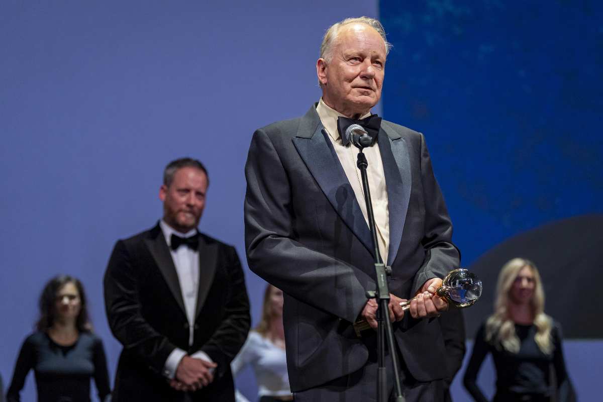 Stellan Skarsgård mezzo busto in abito elegante grigio 