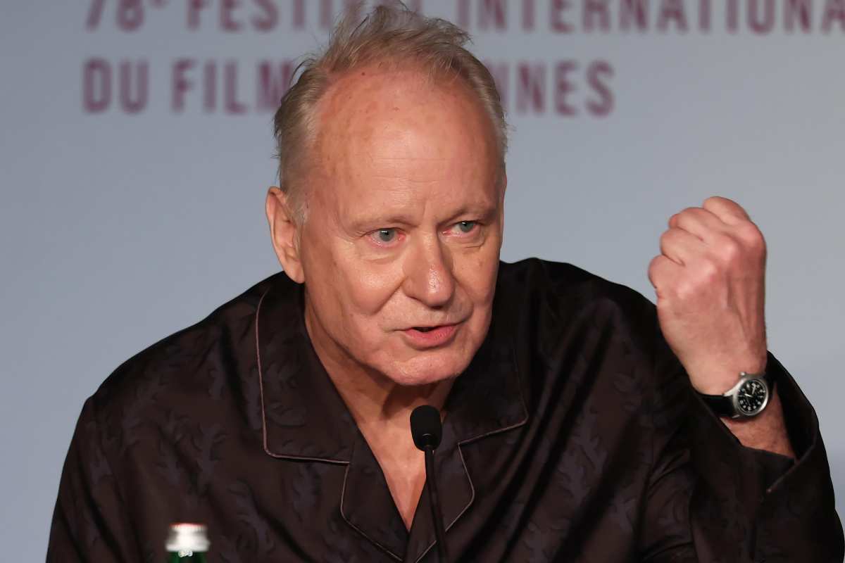 Stellan Skarsgård parla al microfono in conferenza stampa