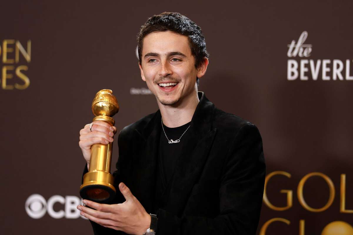 Timothée Chalamet con in mano Golden Globe vinto per il film Marty Supreme