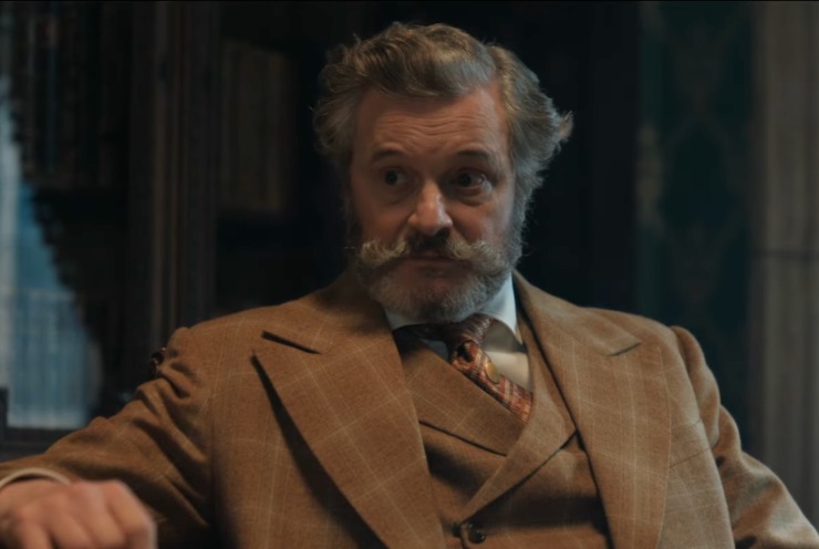 Colin Firth con barba e baffi vestito elegante in una scena di Young Sherlock