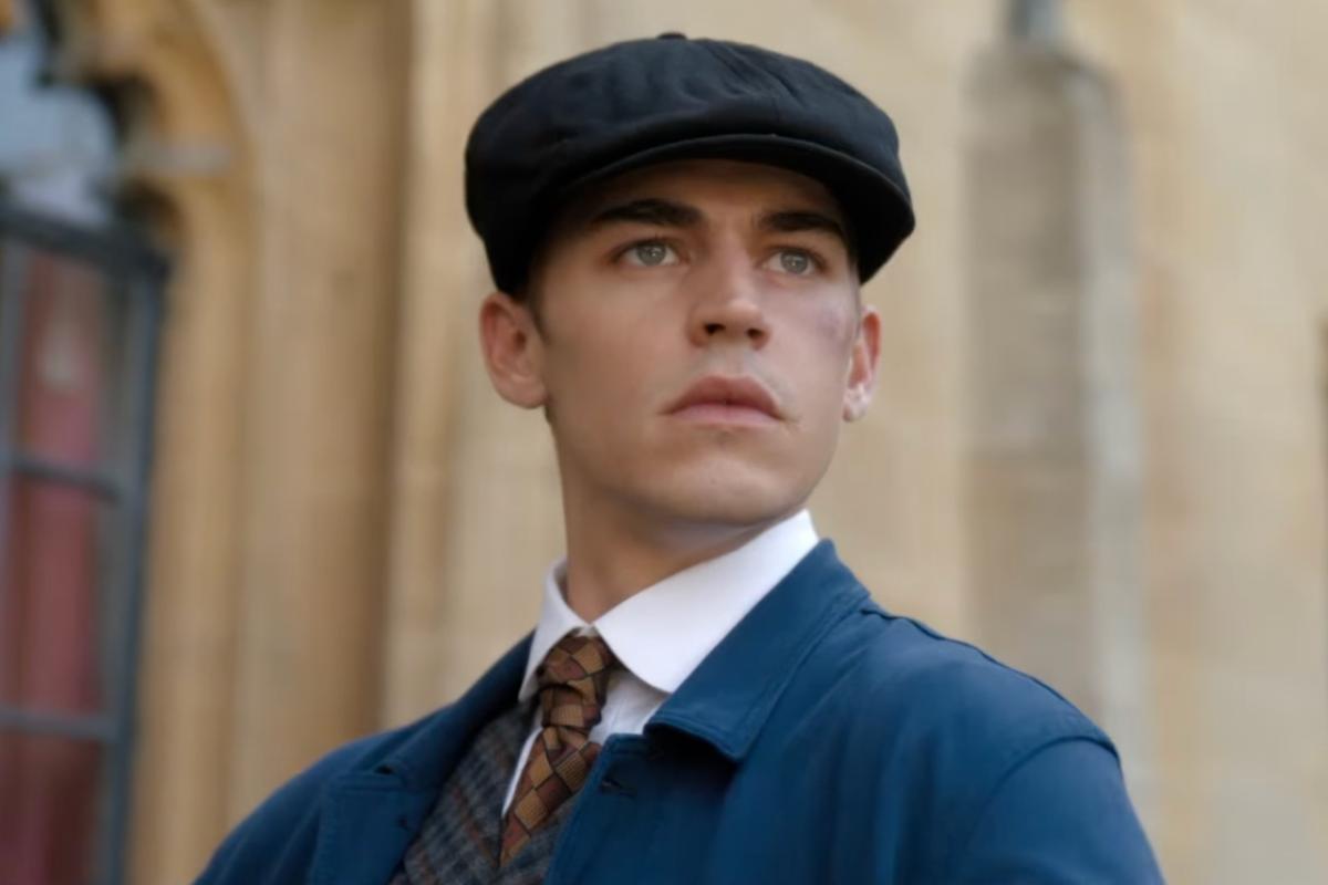 Hero Fiennes Tiffin con berretto in stile inglese e abito elegante nei panni di Sherlock Holmes