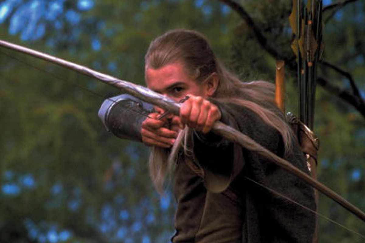Orlando Bloom nei panni di Legolas scaglia una freccia in una scena del film Il Signore degli Anelli